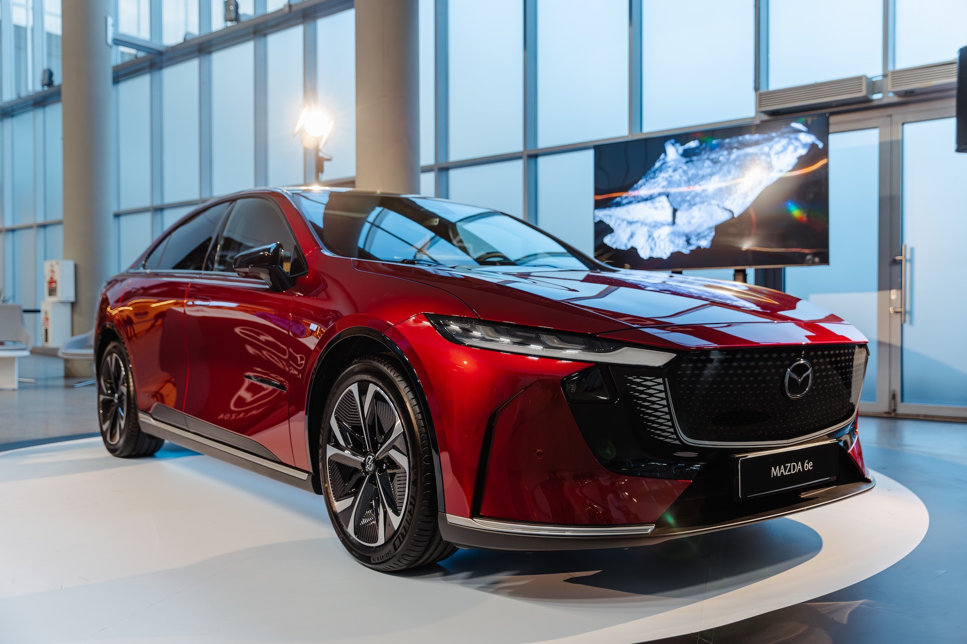 Naujasis „Mazda“ elektromobilis debiutavo „ArtVilnius‘25“ parodoje